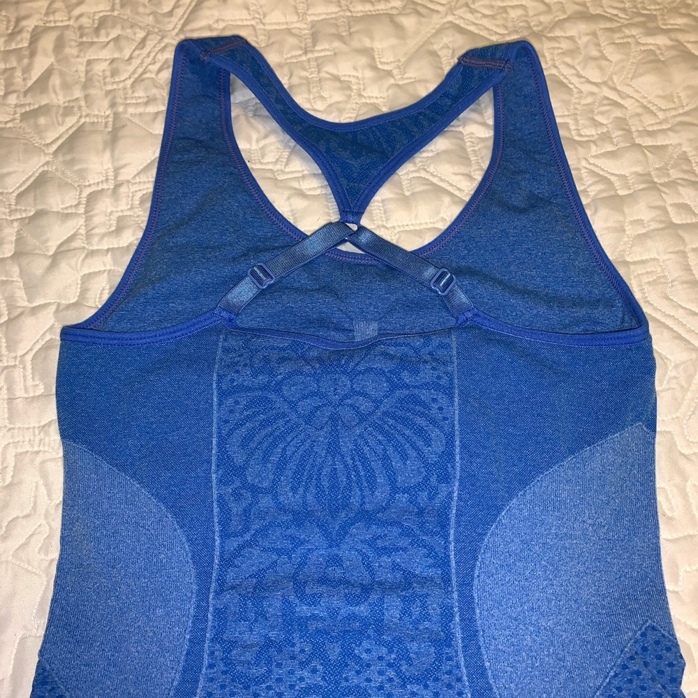Climawear workout top with built-in bra - Picture 3 of 6